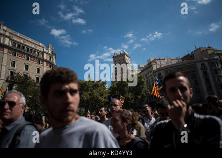 Demonstranten vor der Conselleria d'Economia in Barcelona, dem Wirtschaftsbüro der katalanischen Regierung. Quelle: Alamy / Carles Desfilis Stockfoto