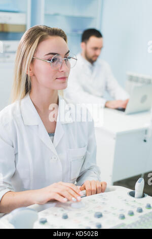 Gruppe von Wissenschaftlern im Labor Stockfoto