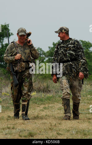 Feder der Türkei Jäger mit ihren Rio Grande gobblers während der Jagd in der Nähe von Coleman Texas Stockfoto