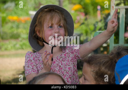 Junge Mädchen an Garten camp Teilnahme an einer Musikgruppe, Gemeinschaftsgarten, Maine, USA Stockfoto