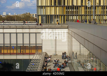 Das Wahrzeichen des Glasgebäudes Bibliothèque nationale Francois Mitterrand in Paris wurde vom französischen Architekten Dominique Perrault entworfen Stockfoto