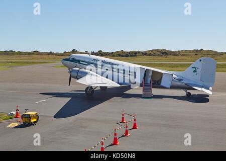 DC-3 am Flughafen Stockfoto