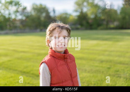 Porträt eines Jungen mit verschwommenen Hintergrund Stockfoto