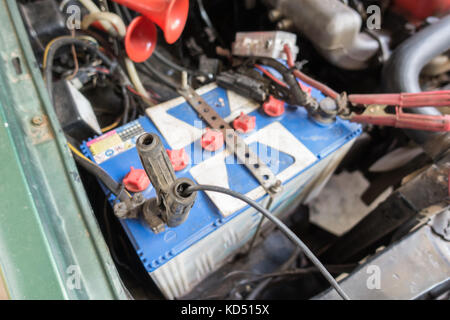 Batterie im Auto mit Strom durch Jumper Kabel, Batterie mit Batterie Überbrückungskabel gespannt die Stromversorgung zum Aufladen Stockfoto