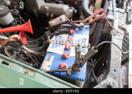 Batterie im Auto mit Strom durch Jumper Kabel, Batterie mit Batterie Überbrückungskabel gespannt die Stromversorgung zum Aufladen Stockfoto