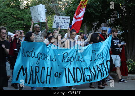 Ein Protest im Zentrum von Ann Arbor über Hass, Ureinwohner und Columbus Day Stockfoto