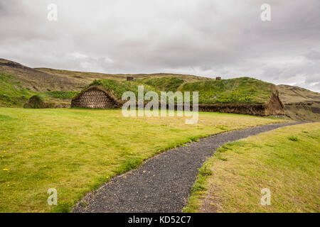 Viking Haus in pjodveldisbaer, Island. Traditionelle bemoosten Dächern. Stockfoto