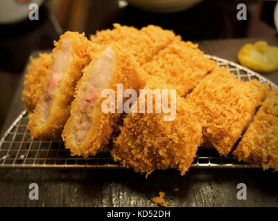 Japanisches Paniertes Tiefgebratene Schweinchen-Schnitzel (Tonkatsu) Stockfoto