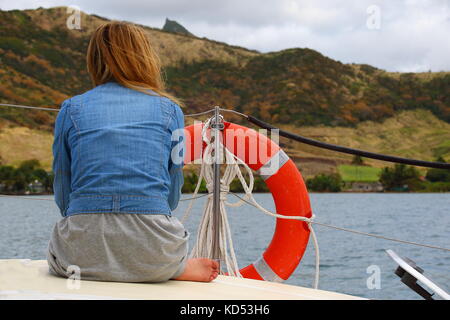 Ile aux Cerfs, Mauritius - Unbekannter junge Frau auf dem Deck einer Yacht auf einem blustery Tag im Querformat mit Kopie Raum Stockfoto