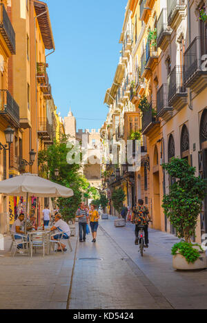 Valencia Spanien Stadt, Blick entlang der Calle Serranos in Richtung Porta Serrans Stadttor in der historischen Altstadt von Valencia, Spanien. Stockfoto