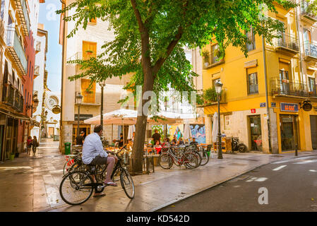 Valencia Spanien Altstadt, Blick auf Leute, die vor einer Bar auf einem kleinen Platz in der historischen Altstadt von Valencia, Spanien, sitzen. Stockfoto