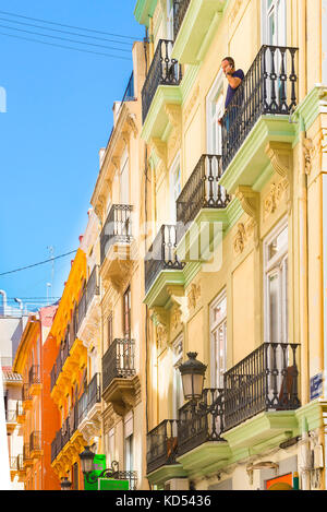 Valencia Spanien Architektur, mit Blick auf eine Reihe von Balkonen in einem Gebäude aus dem 19. Jahrhundert Apartment Gebäude im Zentrum der Stadt Valencia, Spanien. Stockfoto