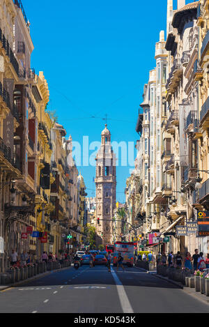 Valencia Stadt Spanien, Blick entlang der Calle de la Paz in Richtung des barocken Turms der Santa Catalina Kirche im historischen Zentrum von Valencia, Spanien Stockfoto