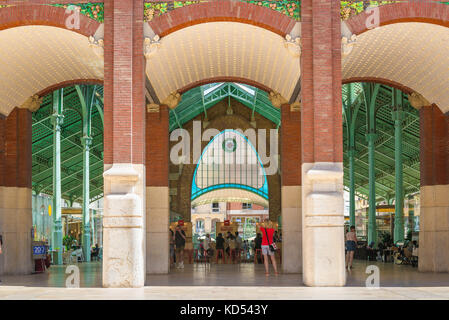 Doppelpunkt Markt Valencia, Blick vom Eingang des Mercado Doppelpunkt in das Innere der Gebäude, Valencia, Spanien. Stockfoto