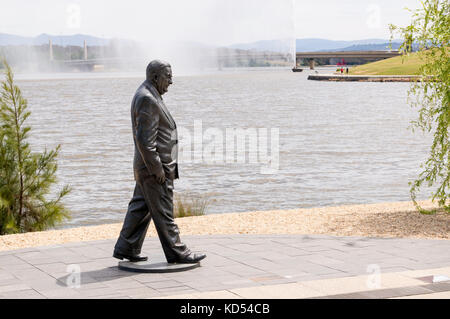 Bronze Statue von Sir Robert Menzies, Premierminister von Australien, am Ufer des Lake Burley Griffin, Canberra, Australien Stockfoto