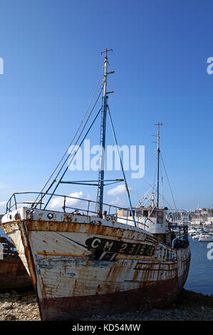 Wrack eines alten Fischerbootes, das an der Küste gestrandet ist Stockfoto