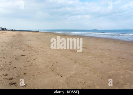 Portobello Beach in der Nähe von Edinburgh mit dem Meer und Wolken über Stockfoto