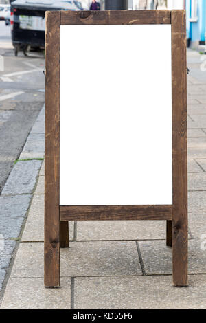 Leere Anzeige Raum auf einem Stand aus Holz auf der Straße Stockfoto
