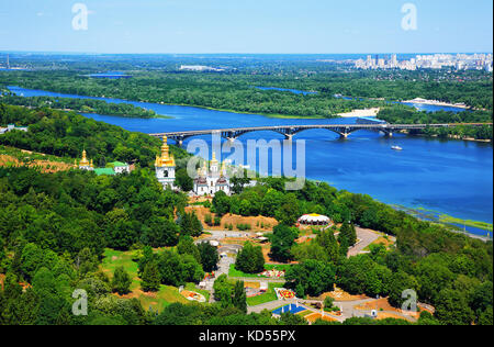 Panoramablick auf Kiew mit Kloster der Höhlen und Fluss dnerp, Ukraine. Stockfoto