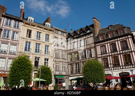 Rouen (Frankreich): Fassade der Fachwerkhäuser auf dem Platz "Place de la Pucelle" in der Altstadt (nicht für Postkarte Produktion verfügbar) Stockfoto