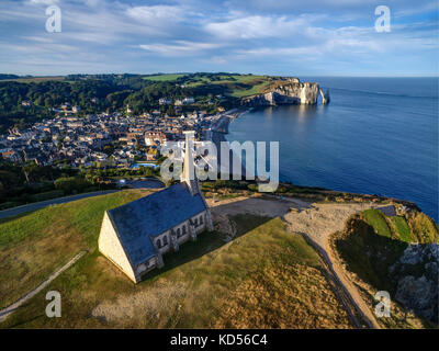 Etretat (Nordfrankreich): das Meer, die Küste und die Kapelle Notre-Dame-de-la-Garde, die Stadt und die Klippen entlang der "Cote d'Albatre' Küste (nicht verfügbar Stockfoto