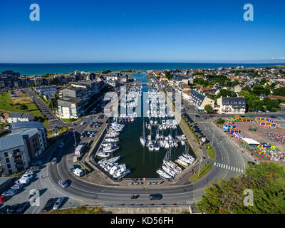 Courseulles-sur-Mer (Frankreich): Luftaufnahme der Marina, entlang der "Côte de Nacre" Küste. (Nicht für Postkarte Produktion zur Verfügung). Stockfoto