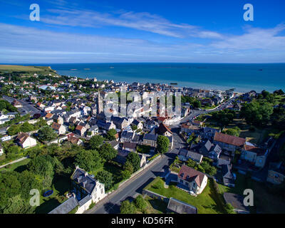 Arromanches-les-Bains (Normandie, Frankreich): Luftaufnahme des Dorfes entlang der normannischen Küste (nicht für Postkarte Produktion verfügbar) Stockfoto