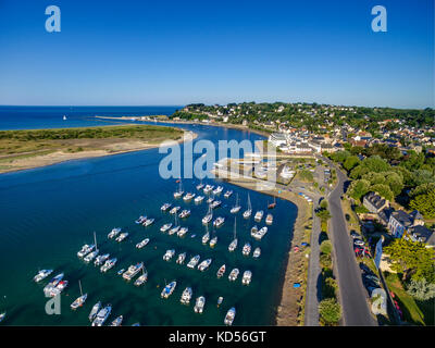 Arromanches-les-Bains (Frankreich): Luftaufnahme der Hafen in der Mündung" Estuaire de la Gerfleur', wie die 'Havre de Carteret" bekannt. (Nr. Stockfoto