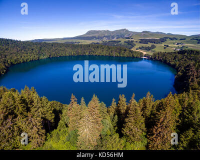 Luftaufnahme von "lac Pavin', einem Kratersee in den Monts Dore Gebirgskette im Massif Central, Puy-de-Dome Abteilung, in der Nähe von Besse-et-Sa Stockfoto