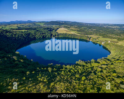 Luftaufnahme der Gour de Tzenat, einem vulkanischen See in der Chaîne des Puys Gebirgskette im Massif Central, Puy-de-Dome, in Cha Stockfoto