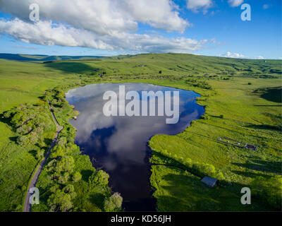 Luftaufnahme des Sees d'En Bas", ein Gletschersee im 'Chaîne des Puys", eine Kette von Schlackenkegeln, Vulkankegel, und Maare im Massif Central Regi Stockfoto