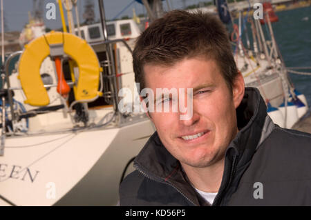 Yachtman wird Sayer mit seiner Yacht im Marchwood Yacht Club. Stockfoto