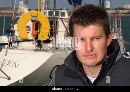 Yachtman wird Sayer mit seiner Yacht im Marchwood Yacht Club. Stockfoto