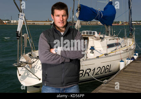 Yachtman wird Sayer mit seiner Yacht im Marchwood Yacht Club. Stockfoto