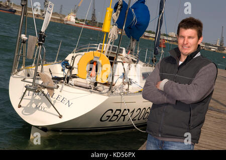 Yachtman wird Sayer mit seiner Yacht im Marchwood Yacht Club. Stockfoto