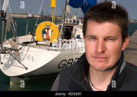 Yachtman wird Sayer mit seiner Yacht im Marchwood Yacht Club. Stockfoto