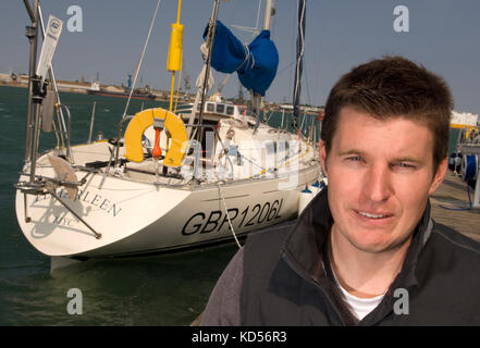 Yachtman wird Sayer mit seiner Yacht im Marchwood Yacht Club. Stockfoto