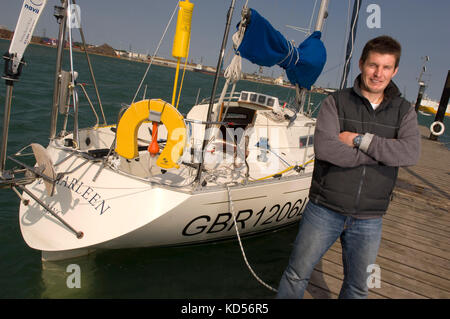 Yachtman wird Sayer mit seiner Yacht im Marchwood Yacht Club. Stockfoto