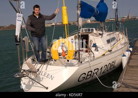 Yachtman wird Sayer mit seiner Yacht im Marchwood Yacht Club. Stockfoto