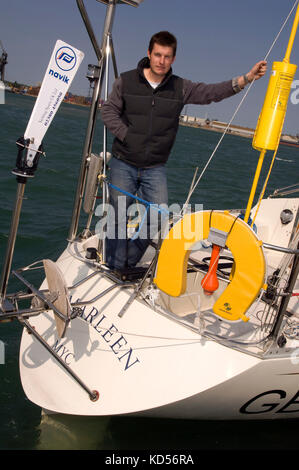 Yachtman wird Sayer mit seiner Yacht im Marchwood Yacht Club. Stockfoto