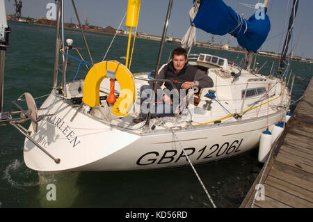 Yachtman wird Sayer mit seiner Yacht im Marchwood Yacht Club. Stockfoto