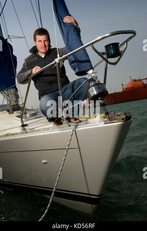 Yachtman wird Sayer mit seiner Yacht im Marchwood Yacht Club. Stockfoto