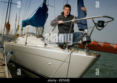 Yachtman wird Sayer mit seiner Yacht im Marchwood Yacht Club. Stockfoto