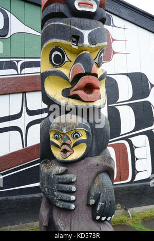 Ein Totempfahl der nordwestlichen Aborigines, der die Dzunukwa, die wilde Kannibale, darstellt, die von einigen als Sasquatch angesehen wird, in Victoria, B.C., Kanada. Stockfoto