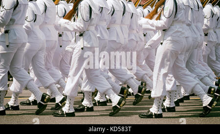 Washington DC Nahaufnahme von MARSCHIERENDEN US Navy platoon in formale weiße Kleid Uniformen. Memorial Day Parade 26. Mai 2015 Stockfoto