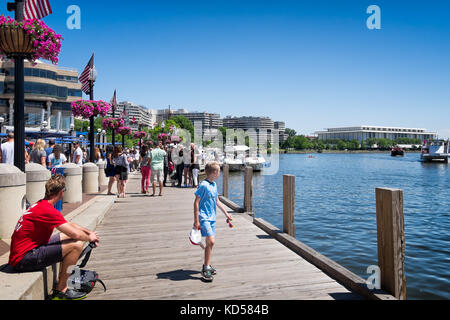 Washington DC - 24. Mai 2015: Georgetown waterfront Dock, voll mit Besuchern, die für die Restaurants, Flusskreuzfahrten und andere Unterhaltung kommen. Ich Stockfoto