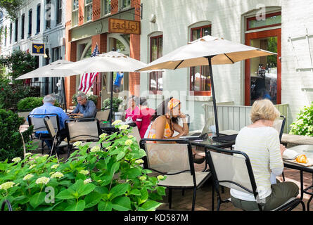 Washington DC - 24. Mai 2015: Menschen bei Outdoor Cafes in der Capitol Hill Nachbarschaft. Die Gegend ist ein beliebtes Ziel für seine Geschäfte, Rest Stockfoto