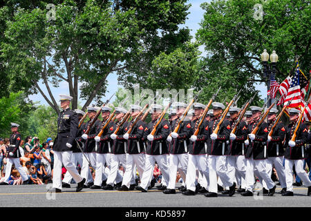 Washington DC - 25. Mai 2015: Memorial Day Parade. einem marschierenden Platoon der United States Marine Corps tragen Blau-weißes Kleid Uniformen. Stockfoto