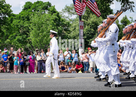 Washington DC - 25. Mai 2015: Memorial Day Parade. einem marschierenden Trupp der United States Navy Soldaten Soldaten tragen volle Kleid weiß zeremoniellen Unifor Stockfoto