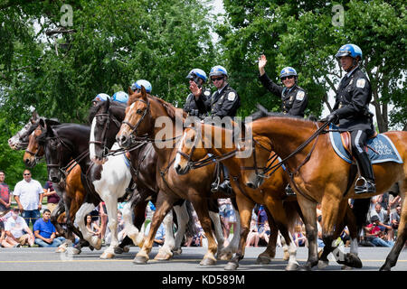 Washington DC - 25. Mai 2015: United States Park Polizei Reiten in der Memorial Day Parade und Wave zu den Zuschauern. Stockfoto